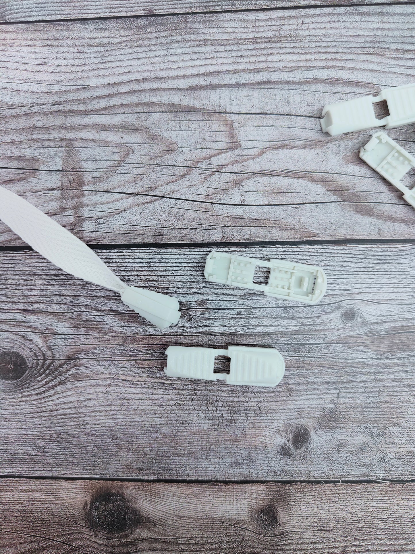 White Pinch Close Cord Ends Pair